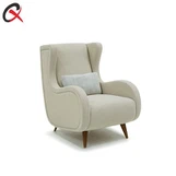 صندلی راحتی کلاسیک با پایه چوبی